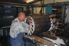 Einlegen der vorgefertigten Spulen eines Drehstrommotors Sonderbauform Degussa 550kW
